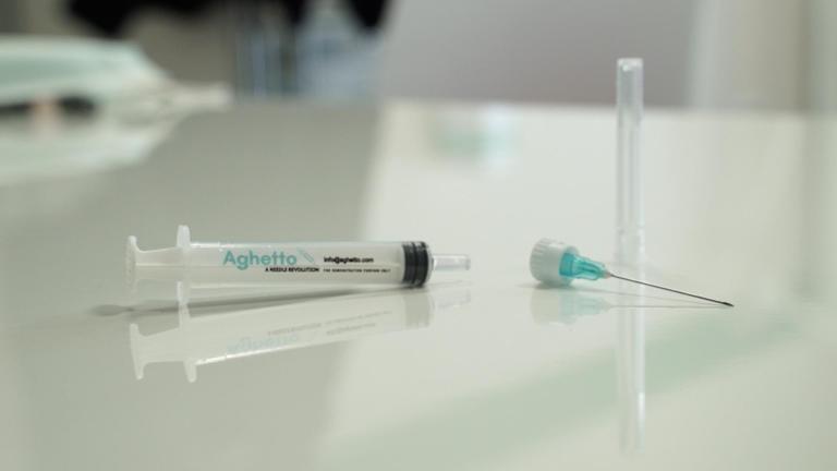 Aghetto: the first syringe that can be used with only one hand. - 1kW6Y9RROKya3.jpg