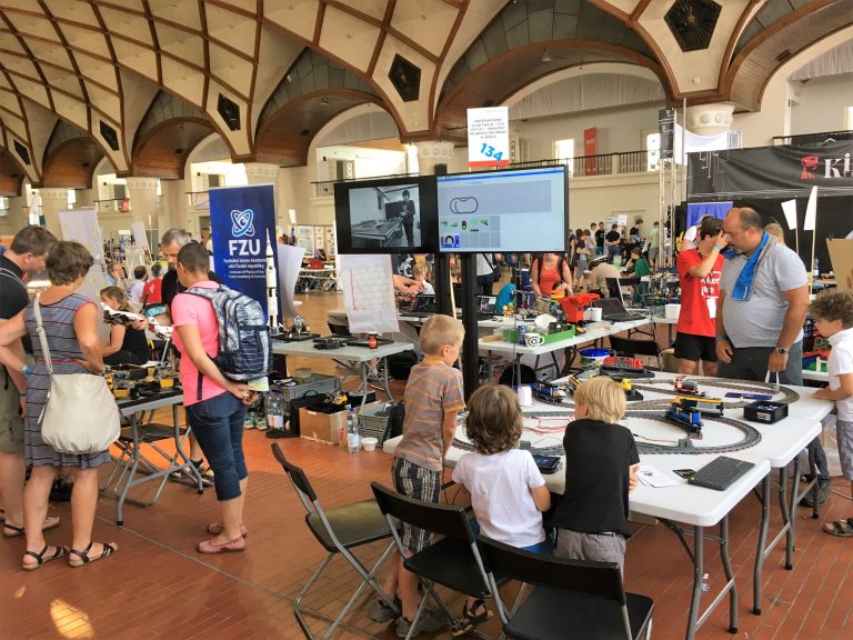 UCT - Robotika - LEGO Powered Up vlaky řízené aplikací nContol - Maker Faire Vrchlabi 2024